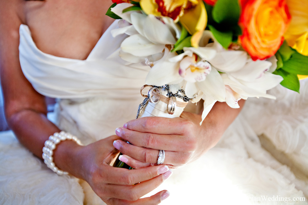 Bridal bouquet with wedding rings